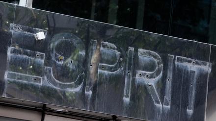 Nordrhein-Westfalen, Köln: Die Überreste des entfernten Logos der Modekette Esprit