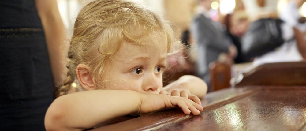 Kann dauern. Manche Kinder verlieren im Gottesdienst irgendwann die Geduld. 
