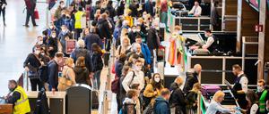ARCHIV - 15.04.2022, Brandenburg, Schönefeld: Passagiere stehen am Flughafen Berlin Brandenburg ·Willy Brandt· (BER) vor der Sicherheitskontrolle Schlange. (zu dpa: «Flughäfen erwarten am Pfingstwochenende 2,5 Millionen Passagiere») Foto: Christoph Soeder/dpa +++ dpa-Bildfunk +++