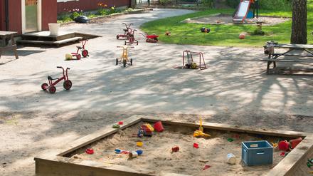 Keiner mehr da? Ein verwaister Spielplatz im Sonnenlicht.