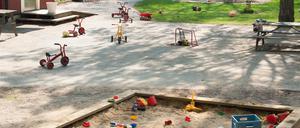 Keiner mehr da? Ein verwaister Spielplatz im Sonnenlicht.