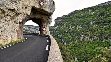 Steile Kurve. Straße in Nordfrankreich. 