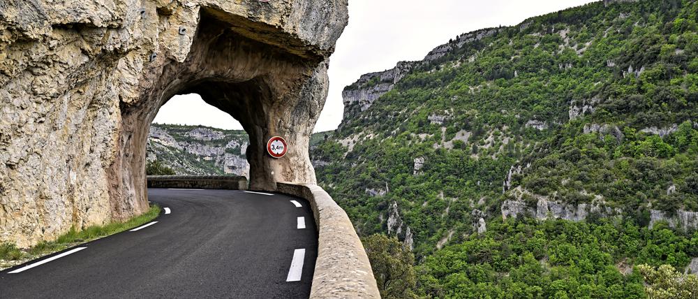 Steile Kurve. Straße in Nordfrankreich. 