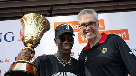 Bundestrainer Gordon Herbert (rechts) verlässt die Nationalmannschaft um Kapitän Dennis Schröder nach Olympia.