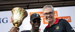 Bundestrainer Gordon Herbert (rechts) verlässt die Nationalmannschaft um Kapitän Dennis Schröder nach Olympia.