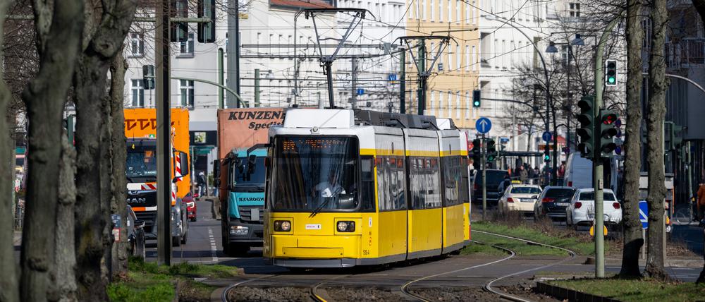 ARCHIV - 07.03.2024, Berlin: Eine Straßenbahn der Linie M4 fährt in der Berliner Allee in Weißensee in Richtung Hackescher Markt. (zu dpa: «Mann von Straßenbahn in Pankow angefahren - schwer verletzt in Klinik») Foto: Soeren Stache/dpa +++ dpa-Bildfunk +++