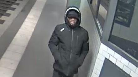 Der Verdächtige soll in der Nähe des U-Bahnhofs Spittelmarkt eine 18-Jährige vergewaltigt haben.