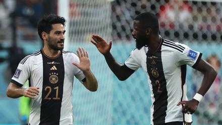 Ilkay Gündogan jubelt mit Deutschlands Antonio Rüdiger nach seinem Tor zum 1-0. Für die Juni-Länderspiele holt Bundestrainer Hansi Flick beide offenbar in sein Aufgebot zurück.