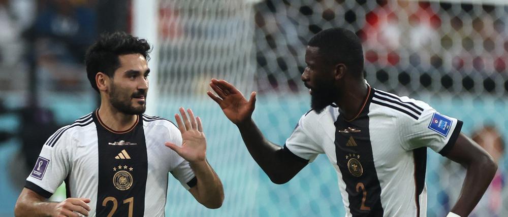 Ilkay Gündogan jubelt mit Deutschlands Antonio Rüdiger nach seinem Tor zum 1-0. Für die Juni-Länderspiele holt Bundestrainer Hansi Flick beide offenbar in sein Aufgebot zurück.