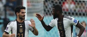 Ilkay Gündogan jubelt mit Deutschlands Antonio Rüdiger nach seinem Tor zum 1-0. Für die Juni-Länderspiele holt Bundestrainer Hansi Flick beide offenbar in sein Aufgebot zurück.