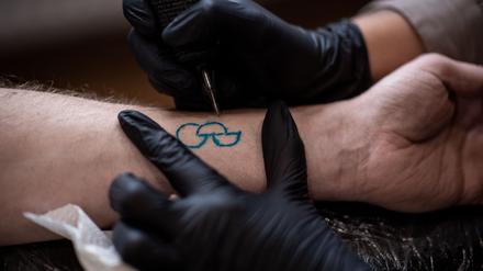Ein Zeichen für die Organspende: Dieses Tattoo soll kenntlich machen, dass der Träger oder die Trägerin zur Organspende bereit ist.