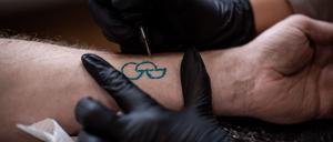 Ein Zeichen für die Organspende: Dieses Tattoo soll kenntlich machen, dass der Träger oder die Trägerin zur Organspende bereit ist.