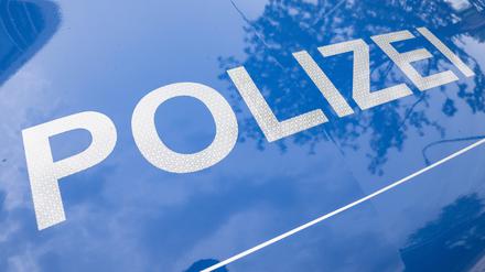 Die Polizei sucht Zeugen, nachdem ein Autofahrer einen BVG-Bus zu einer Gefahrenbremsung gezwungen hatte.
