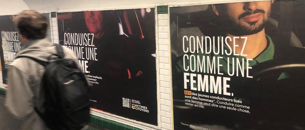 Ein Mann läuft an einer Plakatwand in einer Metro-Unterführung vorbei. „Fahre Auto wie eine Frau“ (Conduisez comme une femme) steht in großen Buchstaben auf den Plakaten, die seit Kurzem unter anderem in der Pariser Metro hängen.