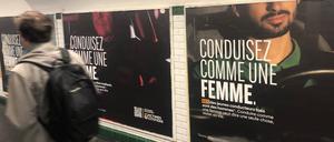 Ein Mann läuft an einer Plakatwand in einer Metro-Unterführung vorbei. „Fahre Auto wie eine Frau“ (Conduisez comme une femme) steht in großen Buchstaben auf den Plakaten, die seit Kurzem unter anderem in der Pariser Metro hängen.