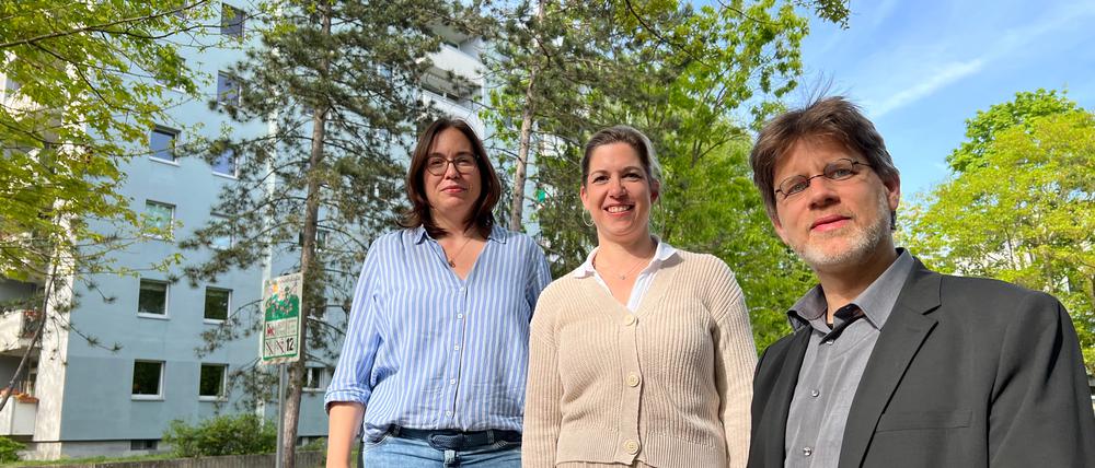 „So viel Zuzug verträgt der Kiez nicht”: Antonia Plönzke Erciyas (in blau: zweite Vorsitzende der BI Lebenswertes Düppel), Simone Treu (in hell: Vorsitzende der BI Lebenswertes Düppel) und BI-Pressesprecher Dennis Klein.