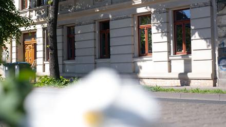 Blick auf ein Wohnhaus im Paulusviertel in dem am 12.05.2024 ein zwei Jahre altes Mädchen tot in einer Wohnung aufgefunden wurde.
