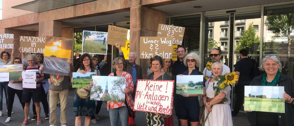 Schon im vergangenen Jahr wurde vor der Stadtverordnetenversammlung gegen den geplanten Solarpark in Uetz demonstriert. 
