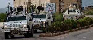 Fahrzeuge der Interimstruppen der Vereinten Nationen im Libanon (UNIFIL) patrouillieren im Dorf Burj al-Muluk an der südlichen Grenze des Libanon zu Israel. 