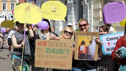 Kita-Demos in Brandenburg. In Brandenburg gehen zum zweiten Mal Erzieherinnen und Eltern auf die Straße, um für bessere Betreuungsbedingungen zu demonstrieren. z.B. auf dem Luisenplatz in Potsdam