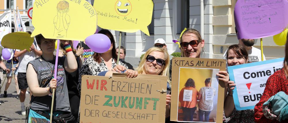 Kita-Demos in Brandenburg. In Brandenburg gehen zum zweiten Mal Erzieherinnen und Eltern auf die Straße, um für bessere Betreuungsbedingungen zu demonstrieren. z.B. auf dem Luisenplatz in Potsdam