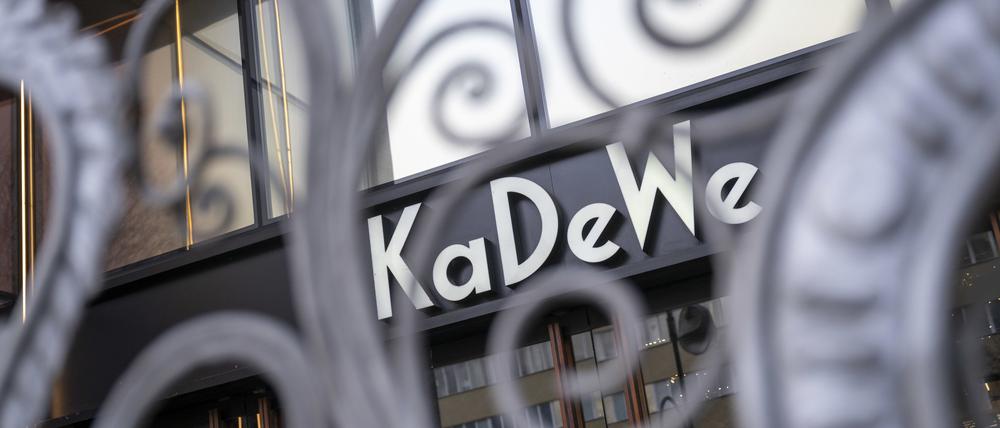 Ein Gitter sichert den Eingang des KaDeWe vor Ladenöffnung.