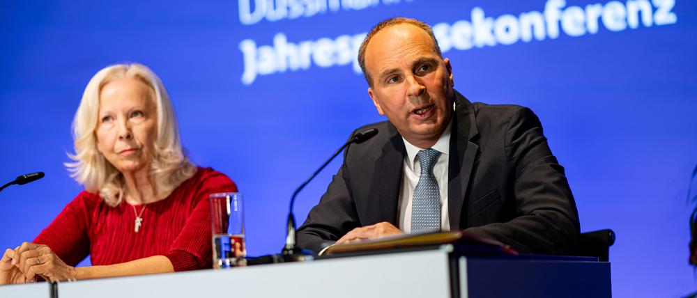 Catherine von Fürstenberg-Dussmann, Stiftungsratsvorsitzende der Dussmann-Stiftung, und Wolf-Dieter Adlhoch, Vorstandsvorsitzender der Dussmann-Gruppe, bei der Jahres-Pressekonferenz am Mittwoch. 