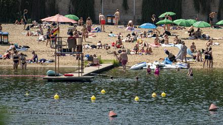 Menschen sonnen sich im Strandbad Plötzensee (Symbolbild).