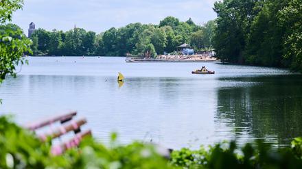 Blick auf das Strandbad Plötzensee. Das schöne Wetter am Pfingstmontag lockt viele Menschen an den See. +++ dpa-Bildfunk +++