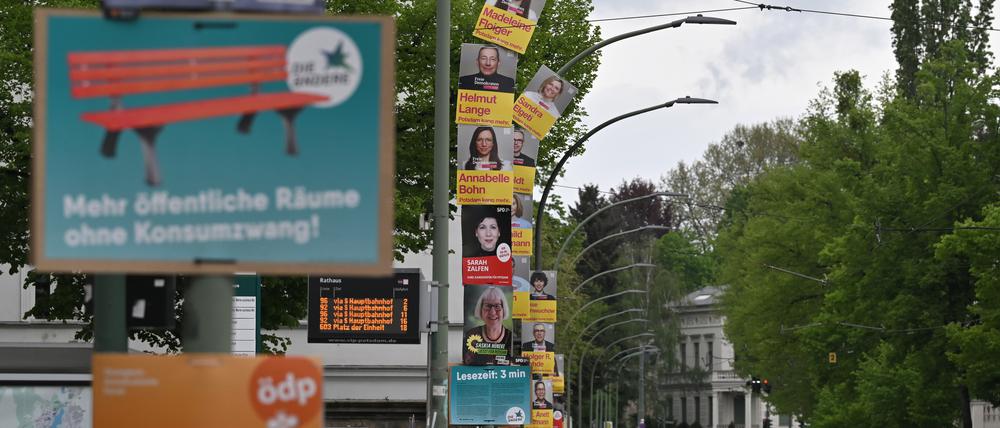 Potsdam, 15.04.2024, Lokales, Stadtbilder, Wahlplakate, Wahlplakat, Plakatwerbung, in der Friedrich-Ebert-Straße, Friedrich-Ebert-Strasse, Symbolfoto, Foto: Ottmar Winter PNN ACHTUNG: Foto ist ausschließlich für redaktionelle Berichterstattung der PNN und des TGSP! Eine kommerzielle Nutzung, z.B. Werbung, ist ausgeschlossen. Die Weitergabe an nicht autorisierte Dritte, insbesondere eine weitergehende Vermarktung über Bilddatenbanken, ist unzulässig.