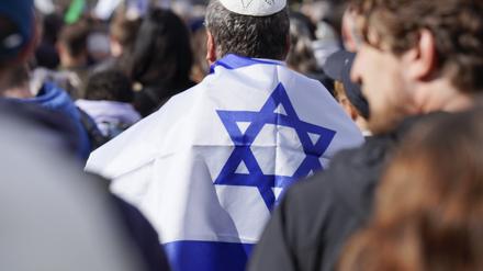 Ein Ausdruck der Solidarität mit Israel bei einer Kundgebung.