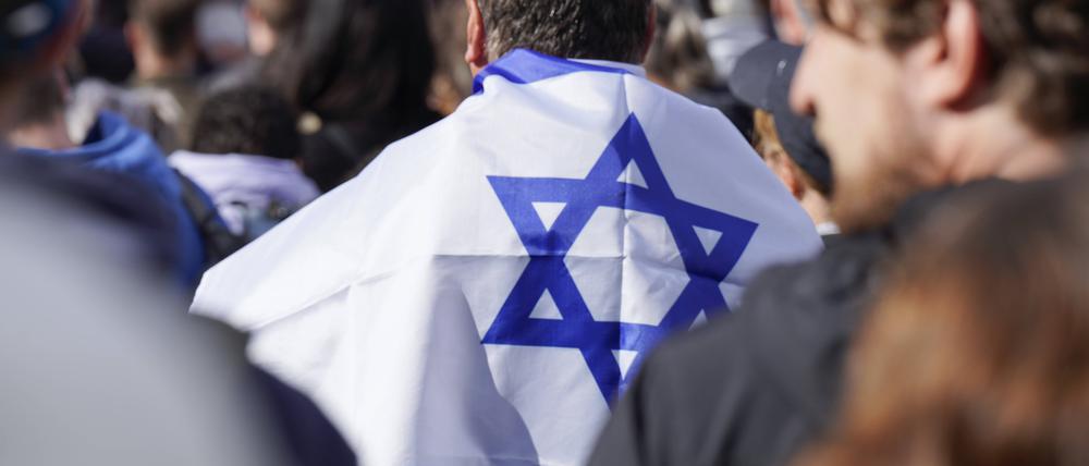 Ein Ausdruck der Solidarität mit Israel bei einer Kundgebung.