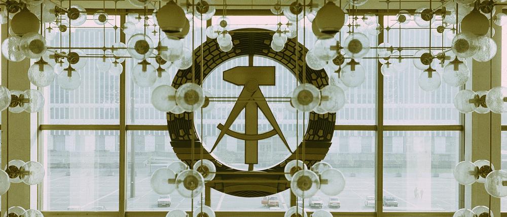 Fensterfront des Palasts der Republik mit dem Staatsemblem der DDR.