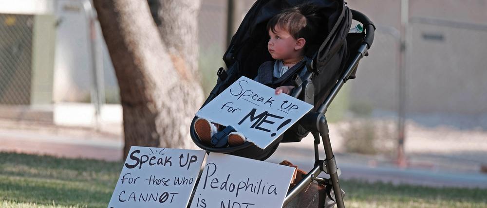 Kind auf einer Demonstration von „Save Our Children“ 2020 in den USA. Anhänger dieser Gruppierung glauben an eine internationale Verschwörung aus Politikern und Prominenten, die mit Kindern handele und sie Pädophilen zuführe.