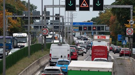 Zahlreiche Fahrzeuge fahren auf der Berliner Stadtautobahn A111. Besonders in Zeiten des Berufsverkehrs ist die Autobahn stark frequentiert. (Symbolbild)