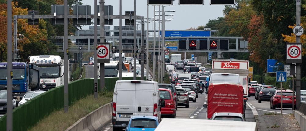 Zahlreiche Fahrzeuge fahren auf der Berliner Stadtautobahn A111. Besonders in Zeiten des Berufsverkehrs ist die Autobahn stark frequentiert. (Symbolbild)