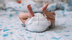 Ein Baby liegt in seinem Bettchen. (Symbolfoto)