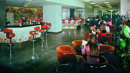 Blick in das Café „Espresso“ im Palast der Republik mit geschwungenen Chrom-Stühlen im Stil der Siebziger Jahre. 