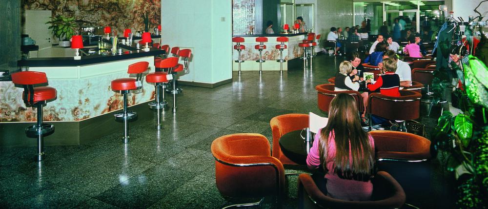 Blick in das Café „Espresso“ im Palast der Republik mit geschwungenen Chrom-Stühlen im Stil der Siebziger Jahre.
