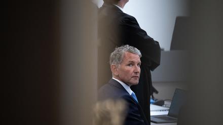Björn Höcke ist vor der Urteilsverkündung durch die geöffnete Tür des Gerichtssaals im Justizzentrum Halle/Saale zu sehen. 