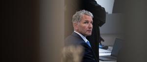 Björn Höcke ist vor der Urteilsverkündung durch die geöffnete Tür des Gerichtssaals im Justizzentrum Halle/Saale zu sehen. 