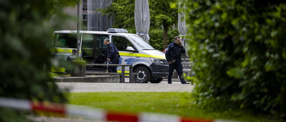 Polizisten stehen auf dem Gelände des Bildungszentrums Zofingen BZZ nach dem Messerangriff eines unbekannten Mannes auf mehrere Personen an verschiedenen Orten in Zofingen.