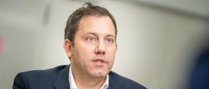 Lars Klingbeil, SPD-Bundesvorsitzender, spricht bei einem dpa-Interview (Archivbild).
