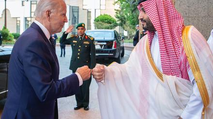 Darauf eine Faust. US-Präsident Biden und der saudische Kronprinz bin Salman wollen ein Verteidigungsbündnis schmieden. 