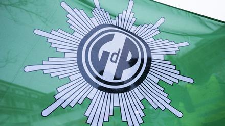 Eine Flagge mit dem Logo der Gewerkschaft der Polizei (GdP). (Symbolbild)