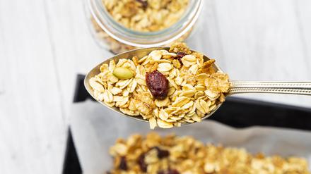 Granola mit Haferflocken, Saaten, Nüssen und Trockenfrüchten.