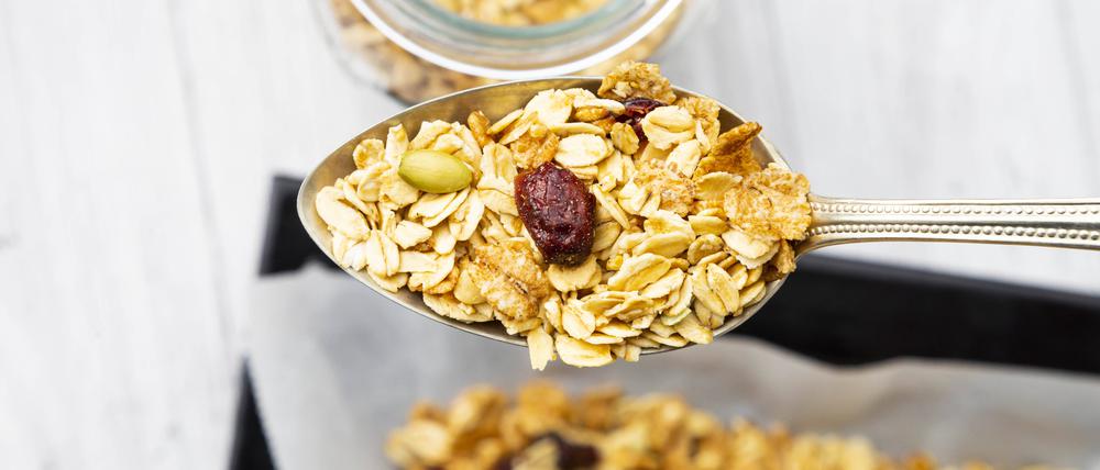 Granola mit Haferflocken, Saaten, Nüssen und Trockenfrüchten.