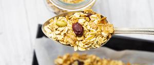 Granola mit Haferflocken, Saaten, Nüssen und Trockenfrüchten.