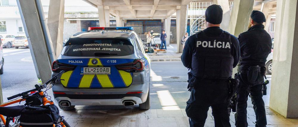 Polizisten bewachen das Krankenhaus in Banska Bystrica, in dem der slowakische Premier notoperiert wurde. 