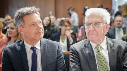 Robert Habeck (Bündnis 90/Die Grünen), Bundesminister für Wirtschaft und Klimaschutz, und Winfried Kretschmann (Bündnis90/Die Grünen), Ministerpräsident von Baden-Württemberg, vor einem Jahr bei einer Veranstaltung der Landesregierung Baden-Württemberg.